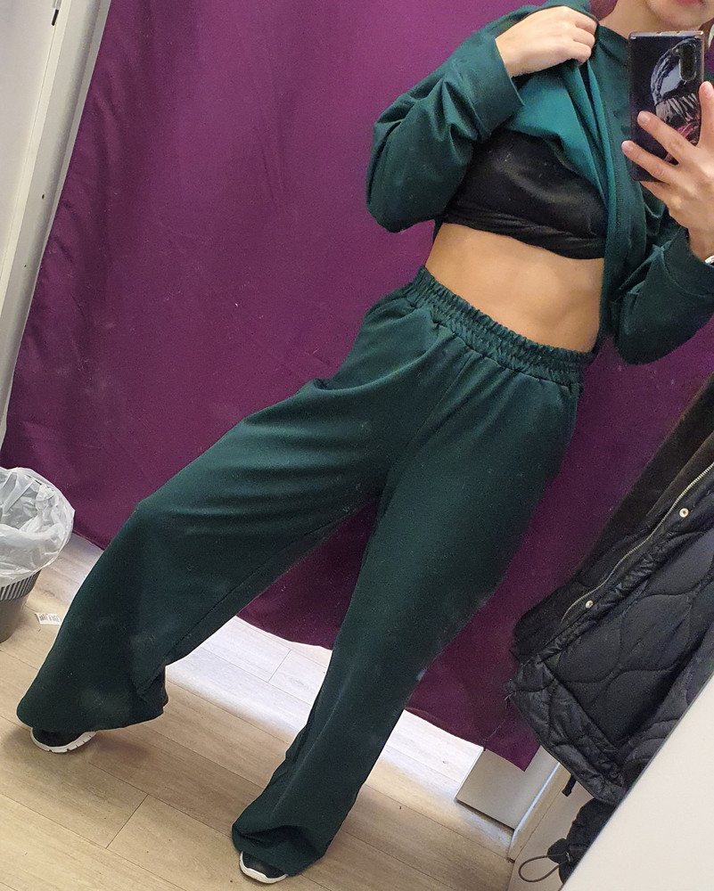 Взяла самы маленький размер🙈
В целом не плохой костюм .