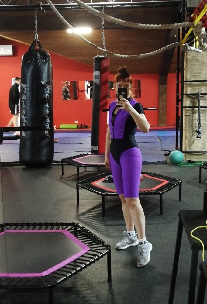 Офигенный комбез. Размер S на 42-44. Хорошо тянется. Годится на рост 158-170 р. На мой рост 158 р идеально. Не оставляет пятен после тренировок, не линяетю цвет яркий. Размер соответствует рвщсеорлй сетке. Доставка быстрая, упаковка без повреждений. Советую однозначно.