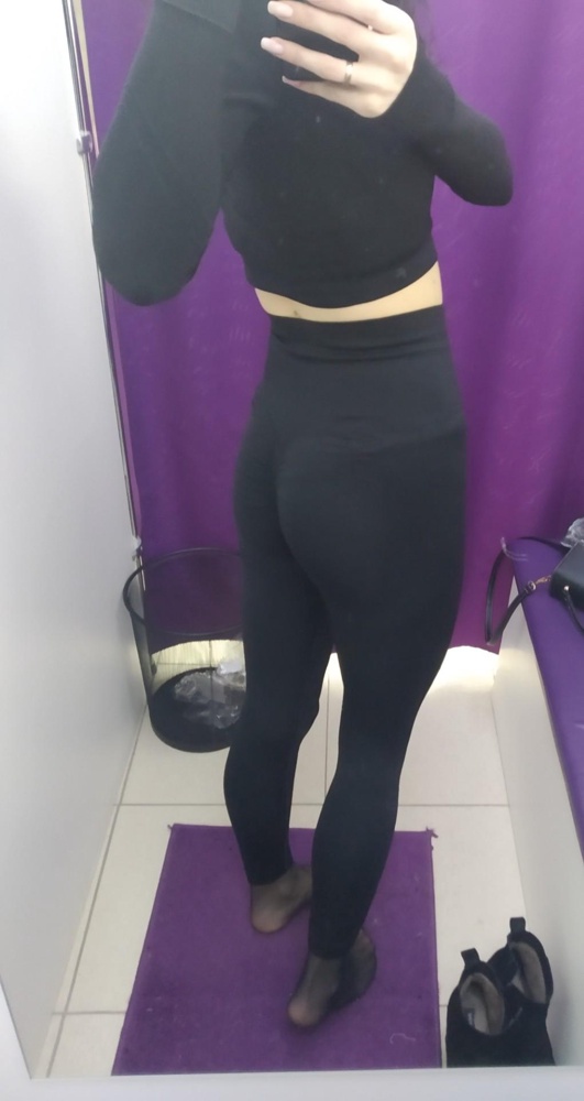 Костюм из плотной, но тянущейся ткани. На мне не очень идёт, поэтому возврат.
Замечаний к качеству нет (только на попе сильно заметен шов для придания пуш-ап эффекта)