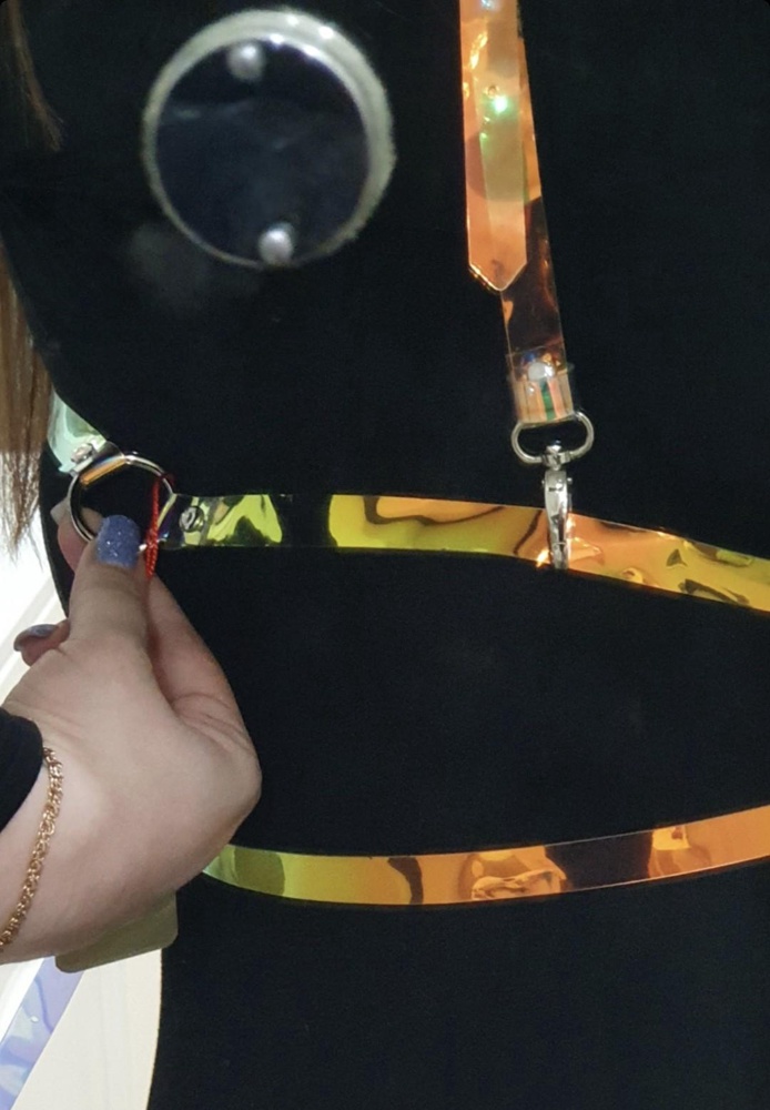 Размер совсем не соответствует. 3XL на 54 размер сильно не хватило. Думаю, размер универсальный 42-46, а маркировка просто для отвода глаз. Кое-как надела, но верхюю лямку пришлось цеплять не к кольцу, а прям на ленту пояса, иначе уезжает через подмышку  к лопаткам. Ну и осталось сантиметров 30, их не обернуть повторно вокруг талии. Наверное буду возвращать. Портупея максимум на 48й размер.