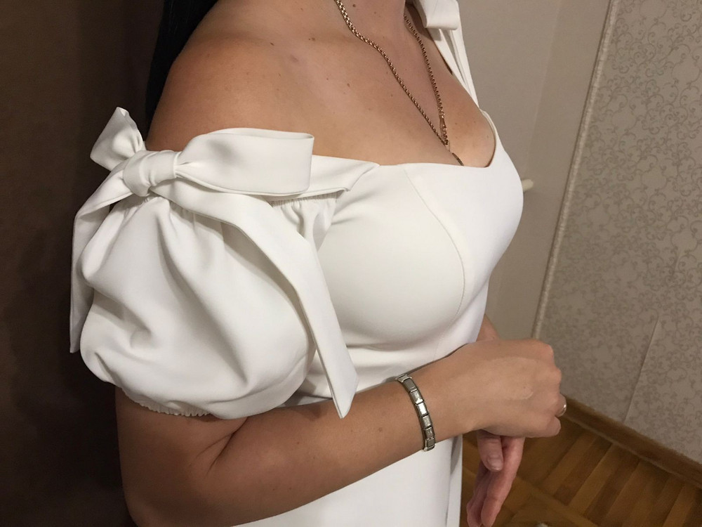 Платье супер! Выглядит дорого! Самое главное, в нем очень комфортно, не нужно ничего постоянно поправлять, раз одел и всё на своих местах! Можно с бюстгальтером и без, из-за плотности лифа ничего не видно, но я с бюстгальтером одела, с приподнятой грудью лучше смотрится. Единственное, просила сестру, чтоб на мне банты завязала, завязав на вешалке сложно с длинной угадать, но их тоже раз завязать и всё. Однозначно, рекомендую к покупке!☺️