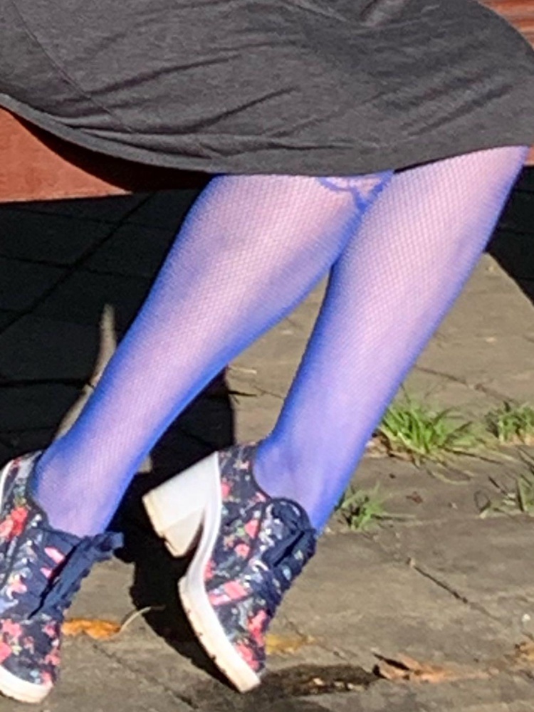 Очень нравится цвет электрик) я хожу в нем и на улицу)) 