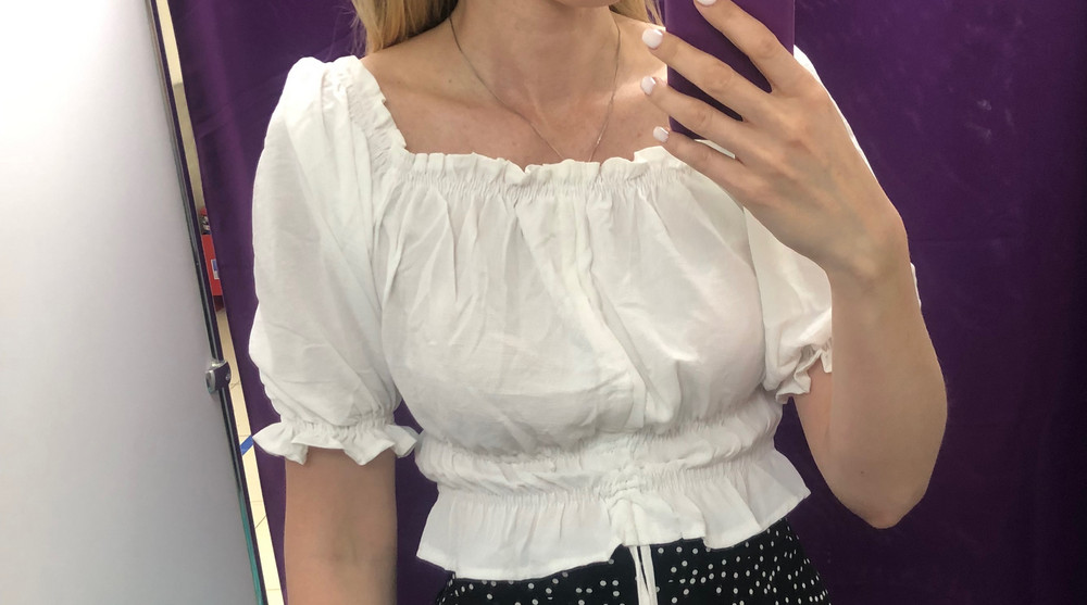 У меня размер -44 -46 подошёл отлично. Взяла в белом цвете, ткань приятная, должна быстро сохнуть и проветриваться на жарком юге. На груди сидит не «вау». У меня 2,5 размер груди. 