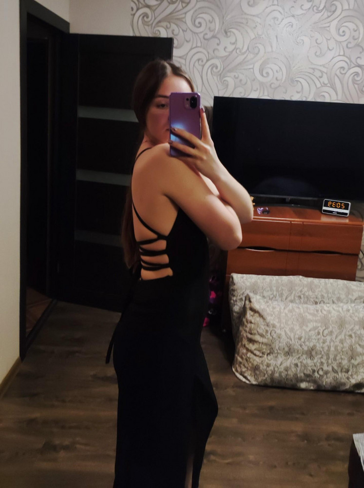 Платье очень красивое, на свой 44, подошёл 42, многие пишут что ткань грубовата, но мне наоборот понравилось
Разочаровывает упаковка, простой пакетик
Ну и соглашусь со многими, цена конечно завышена, но платье всё равно порекомендую