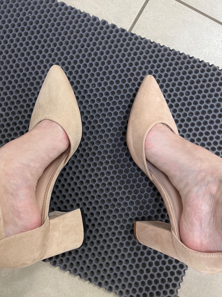 Рассчитывала на эти туфли, но была глубоко разочарована 😤 1. Царапины на передней части туфель. 2. Ужасно грязная подошва , видно что в ней уже ходили по улице, а не просто мерили. 3. На очень узкую ногу(давит косточки). Забрала в итоге другую модель этого же бренда с широким каблуком . На фото выкупленная модель слева, модель о которой отзыв-справа. Цвет заказывала одинаковый . По фото Видно что туфли разного цвета . 