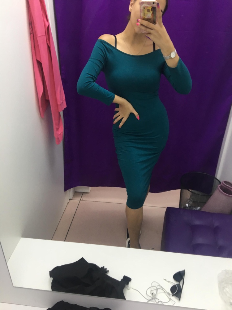 Размер соответствует, платье в облипочку, поэтому, если нет комплексов из за фигуры, то смело берите) 