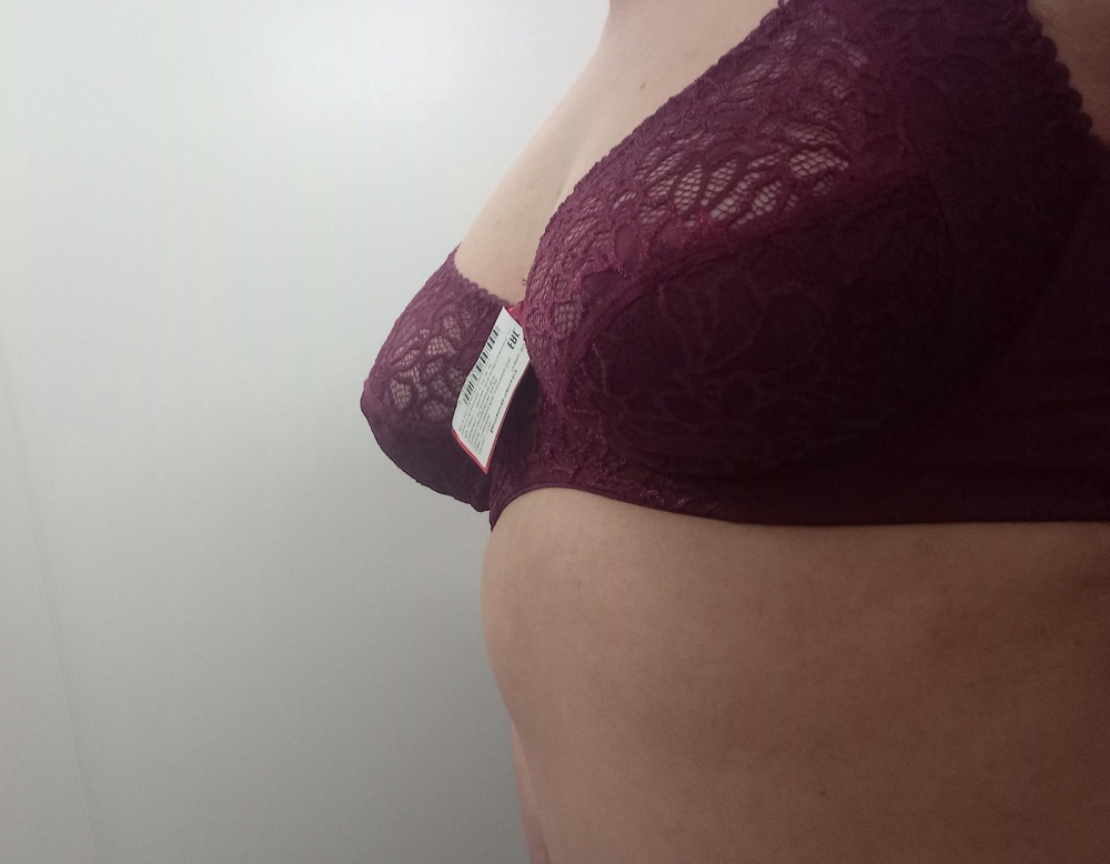 Мягкий ,симпатичный ,но мне кажется чуть чуть большеват ,но носить можно