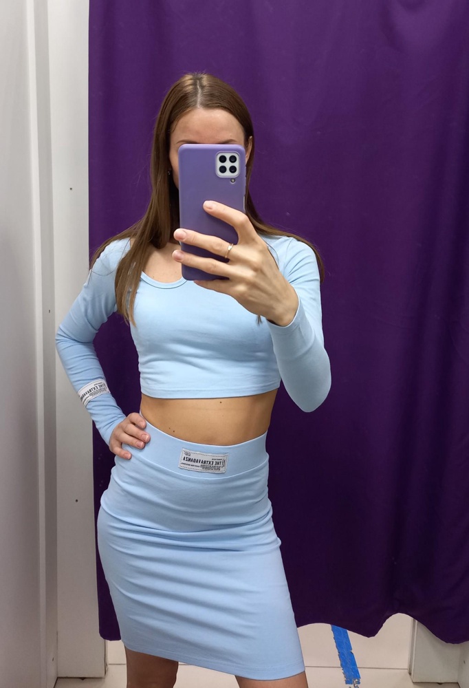 Заказывала 3 цвета на выбор, голубой, латте и молочный, выбор пал на молочный. У голубого костюма юбка была длиннее. Качество материала супер 👏, очень приятный. Мне костюм понравился, спасибо продавцу, за такую качественную и огненную вещь 🙂🌷. К покупке рекомендую.