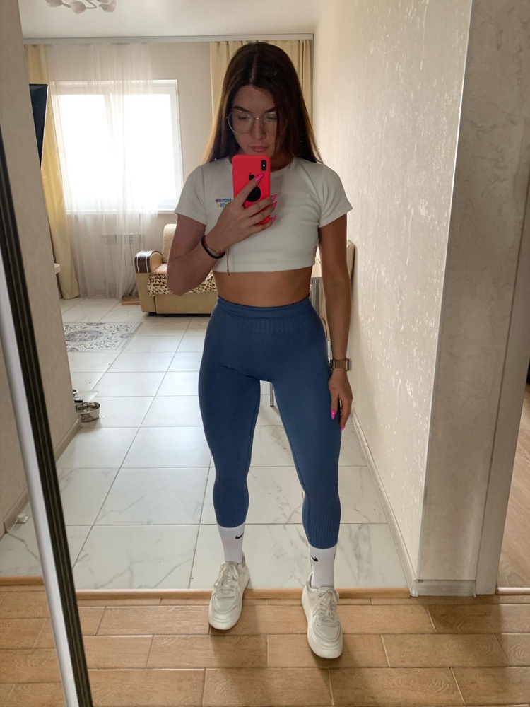 Качество шикарное! Не красят при стирке! Не сползают во время тренировок😇 Не просвечивают, но лучше надевать стринги, потому что лосины плотно прилегают к телу. Я супер довольна покупкой👌🏻