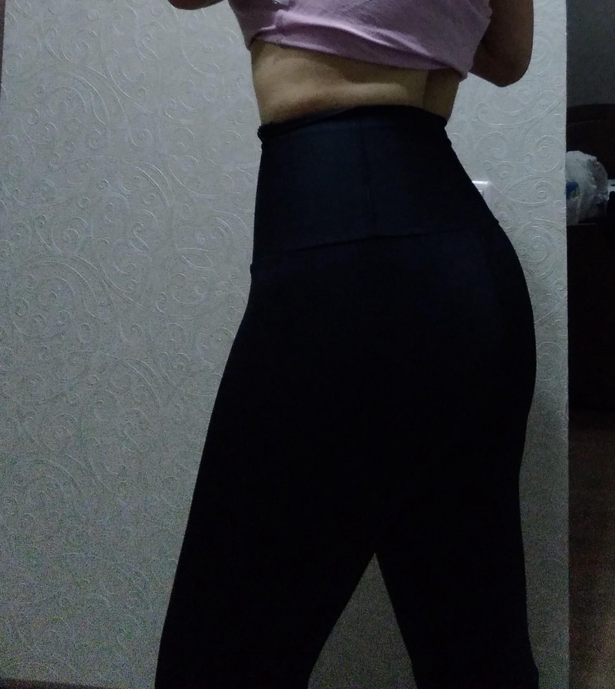 Леггинсы пришли размер в размер. Длина с небольшим запасом. Высокая талия визуально скрыла все недостатки, сделав меня стройнее. Ткань просто волшебная, такая упругая, гладкая, хорошо тянется. Никакого дискомфорта при занятиях фитнесом. Подойдут и для повседневной носки.