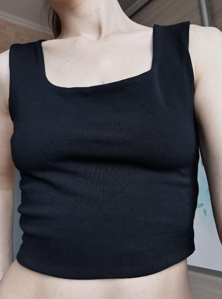 Топик понравился. Рекомендую к покупке. Заказывала несколько чёрных топов разных марок, остановила выбор на этом. Во первых сидит идеально, качественно сшит и сама ткань не просвечивает. Он в меру обтягивающий, но не передавливающий. После стирки не сел и не полинял. К доставке, тоже, притензий нет. Топ пришёл чистый, без затяжек.