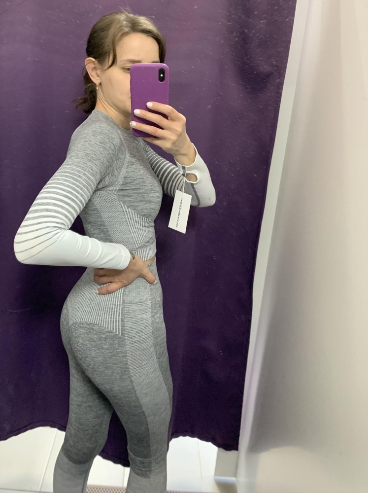 Костюмчик понравился. Отлично сидит, не сковывает движения. Ткань не просвечивает. Единственный минус- короткие рукава, пальцы в прорези не засунешь, идёт натяг. В целом 👍🏻, рекомендую 