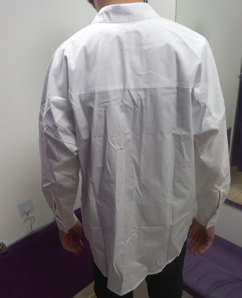 Хорошая рубашка, на р.172 рукава коротковаты в р.40, перезаказади на размер больше.  Ну вообще смотрится классно, как и заявлено оверсайз