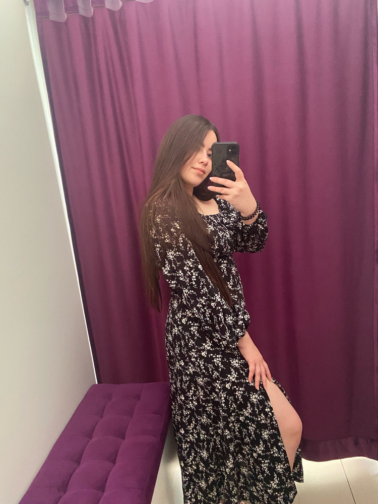 Платье офигенное🥰, хорошо село по фигуре, но блин, на рукавах немного торчат нитки, но это не критично 