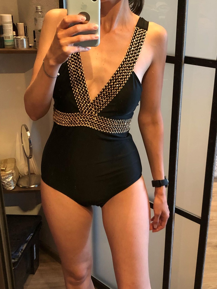 Красивый купальник. По размеру подошёл, совсем немного большеват в груди, но не критично. Нигде не давит. Взяла размер m. Ношу верх s, низ 44. 