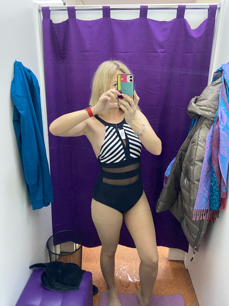 На параметры ОГ90 ОТ70 ОБ97 подошёл идеально размер) Очень красивый и необычный купальник!