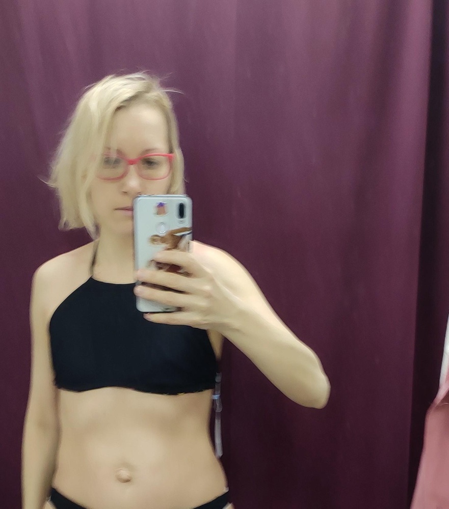 Хороший топ. Мне пришел с плохими завязками: простая черная резинка, не понравилась. Она плохо завязывается, как мне показалось. На фото размер s, 84см мой обхват.