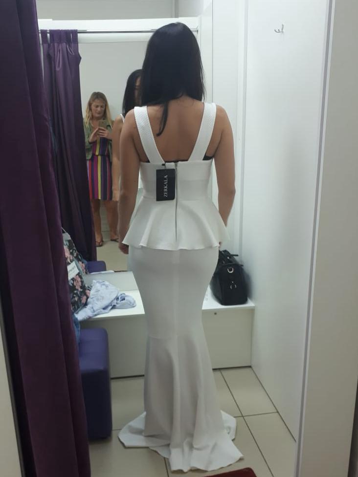 Отзыв оставляю специально - хочу обратить внимание на нюансы, которые необходимо учесть, чтобы не заказывать платье 2 раза. Платье классное! Достаточно плотное, красиво смотрится на девушках с формами! Состав хороший 50% вискоза, 50% полиэстер! Приятно к телу. Отлично сидит на груди. НО МАЛОМЕРИТ НА 2 РАЗМЕРА. На фото подруга, носит 42 размер (иногда 42-44) - подошло платье размера L!!!! S было невозможно надеть). В остальном платье прекрасно!