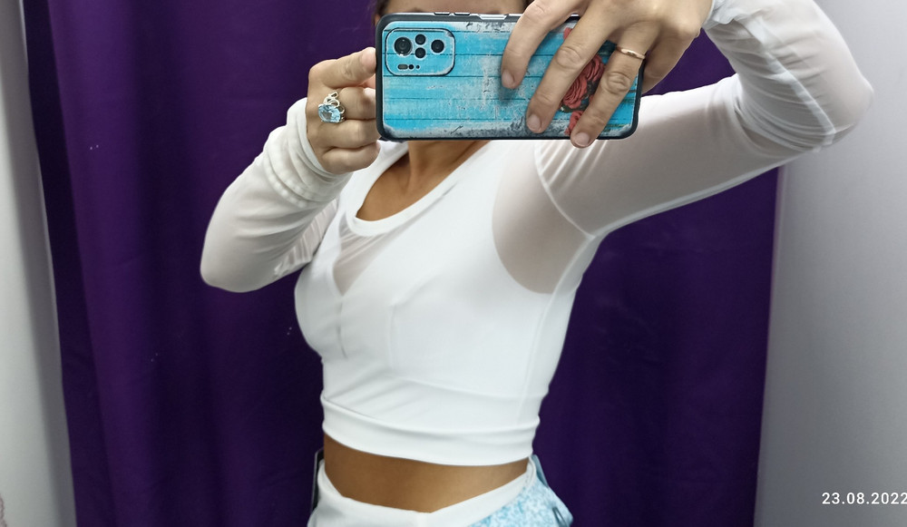 Отличный Рагнара. Хорошо пошить, размерной сетке соответствует, посторонних запахов нет. С белым топом смотрится очень красиво!