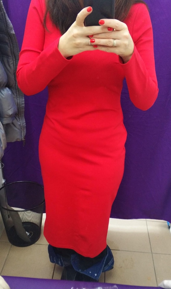 Платье красивое, конечно, но всё-таки на идеальную фигуру или почти идеальную. Рукава узкими мне не показались, но вот в груди ткань натянулась в 46 размере, а талия и бедра как-то не сели - по шву сбоку собирается ткань некрасивыми заломами. Это или брак, или оно мне велико - слишком много складок. Мои параметры 94/69/96