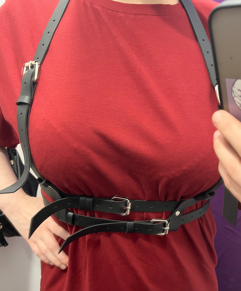 Смотрится супер! Пришло в мешочке тканевом, интуитивно понятно, как надевать. За такую цену все отлично.