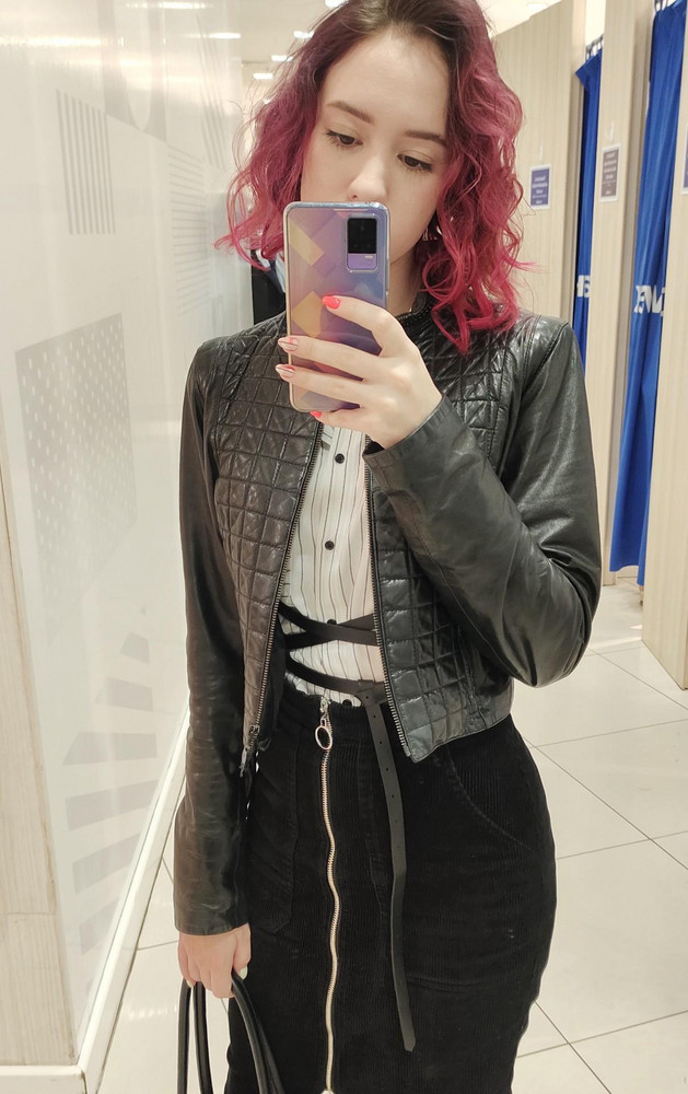 Смотрится супер. Сначала пахла неприятно, но выветрилось. За свои деньги хороший аксессуар