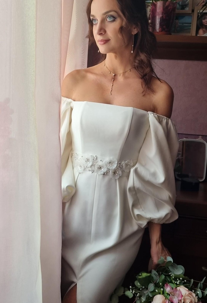 Купила на свадьбу и осталась очень довольна, платье стильное и не вычурное.Дополнила поясом