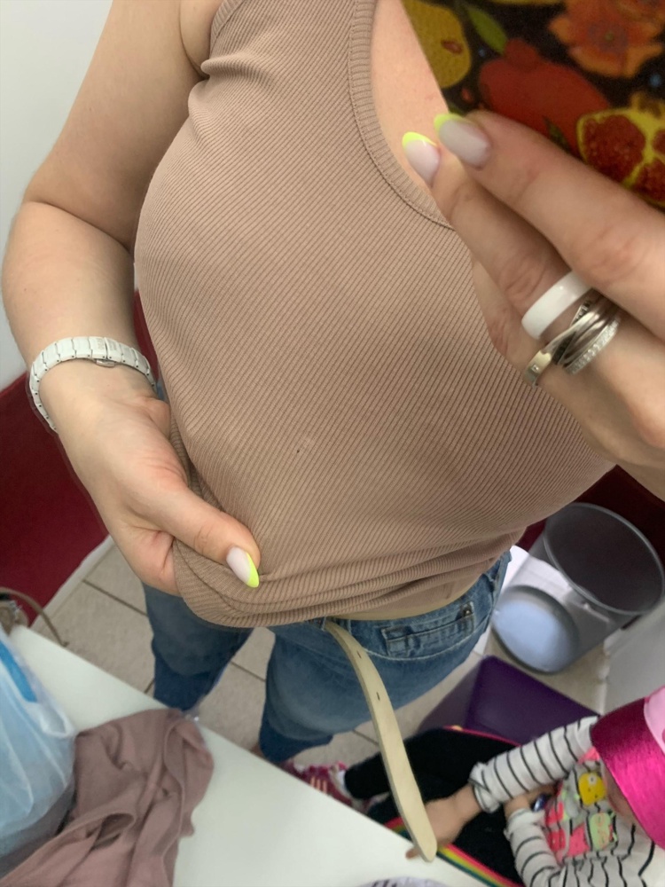 Добрый! с дыркой на груди. а так очень классная маечка, хотя цвет темнее, чем на фото!