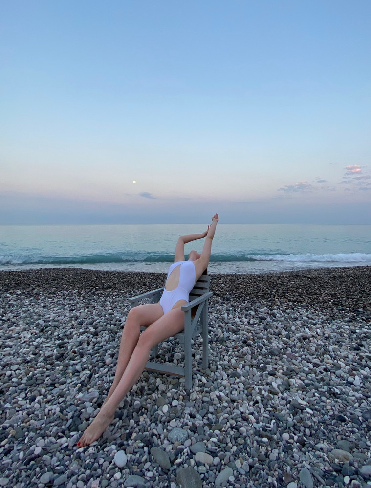 Прекрасный купальник, подчеркивает все достоинства и скрывает несовершенства, верх можно завязать по-разному, много интересных вариаций можно придумать, трусики с высокой талией скрывают животик.
Примеряла такой же купальник, но за 6 тысяч, выбор все равно пал на этот, за свои деньги - находка, я в восторге!)