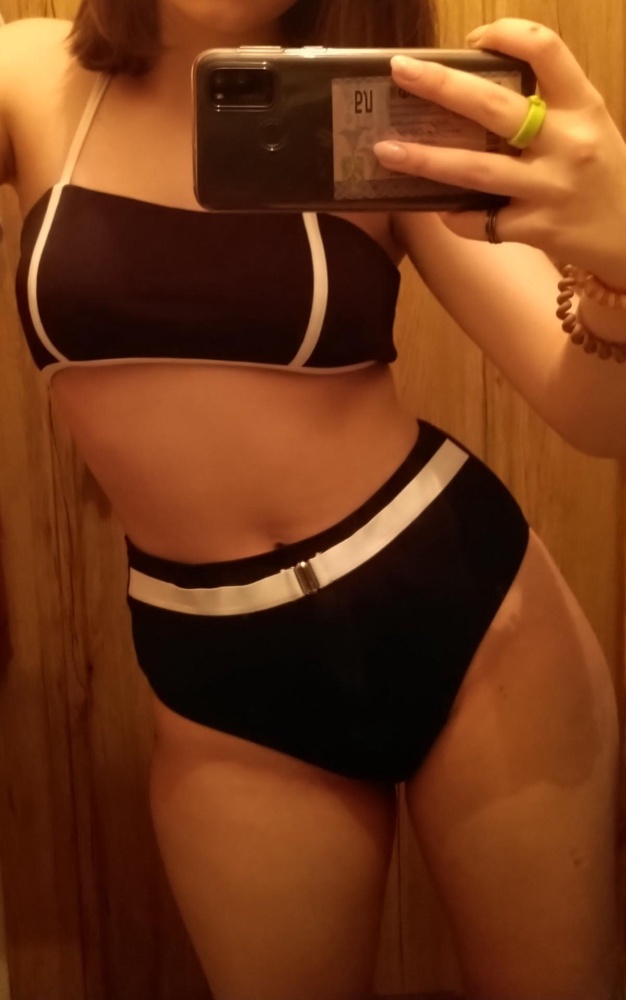 Купальник хороший , своих денег стоит . Материал удобный , М хорошо подойдёт песочным часам . Ремешок конечно, немного висит , но после воды думаю будет сидеть отлично