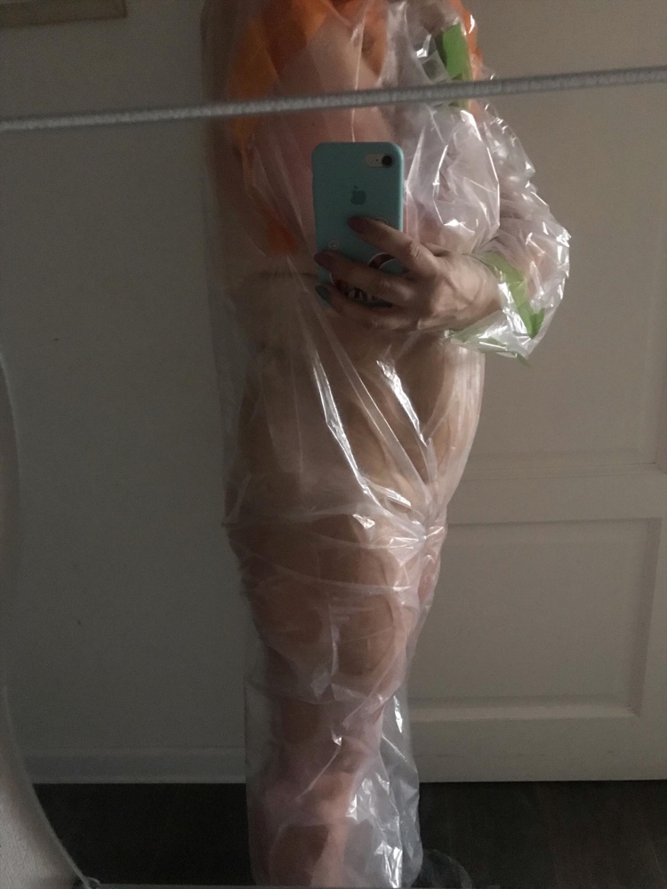 Купила маленького размера, так как по отзывам было понятно, что большой. На 48-50 купила S. В бёдрах прямо норм прилегает. Но на грани фола. Чуть меньше и уже не удобно будет. Думаю он немного растянется ещё. Плотный полиэтилен, что надо! Я довольна! Шея сзади закрылась. Рост 169 см, если выше, то мало будет. Делала горячее обёртывание, пекло как в бане🥹 Надо его перед началом использования раскрыть! Я то руки в креме были, скользит, никак не разделить было сверху пакет 😂