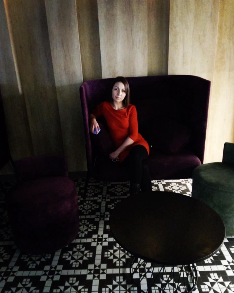 Отличное качество! Привлекла цена, но когда получила и надела платье, то была в восторге! Цвет не теряет, не закатывается! Спасибо!