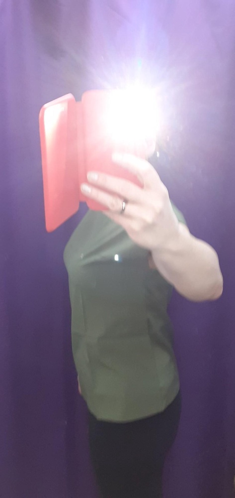 Ткань очень приятная).Изумительный цвет( мой любимы- хаки, полностью соответсвует фото)
Фасончик)) простенький). Строчки ровные.На 168-102-82-102....48 в размер.