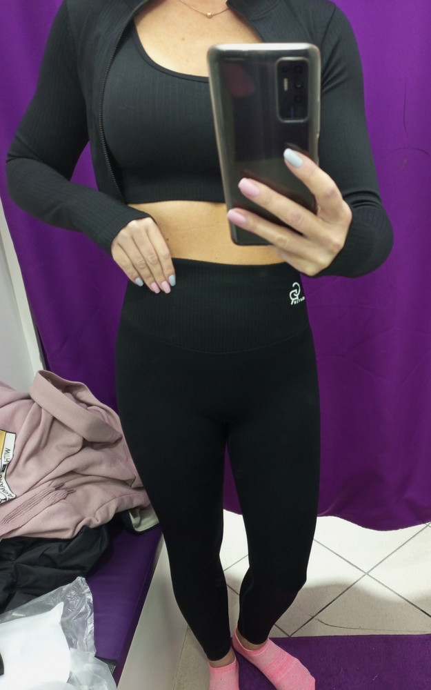 Этот костюм оправдал все мои ожидания!!! Отличный! На свой 42 размер S  сел отлично. Рост 162, лосины нормальной длины, не собираются. Ткань плотная, но не стягивает, не просвечивает. Резинка на поясе широкая, не скручивается. Топ на ог-86 отлично, не сжимает грудь. Рашгард плотно прилегает к телу, но мне нравится. Костюм сел, как влитой! Проверим в носке в спортзале.