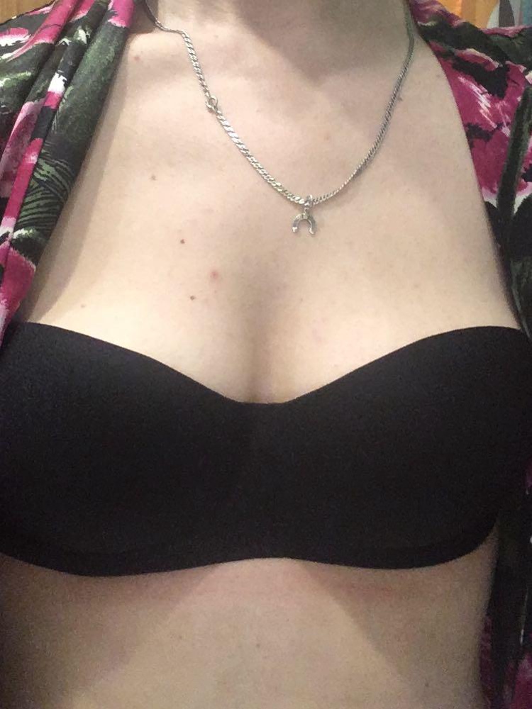 Хороший бюст. Думала будет сползать. В нем ни ленты эластичной , ни косточек нет. Но проносив несколько часов ничего не сползло. А с прозрачной вставкой ещё лучше держит, т. к. она прилипает к спине. Но это , конечно не каждодневный вариант- для вечернего платья или летом на югах. 