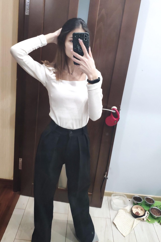 Красивая,удобная, чутка просвечивает,тонкая