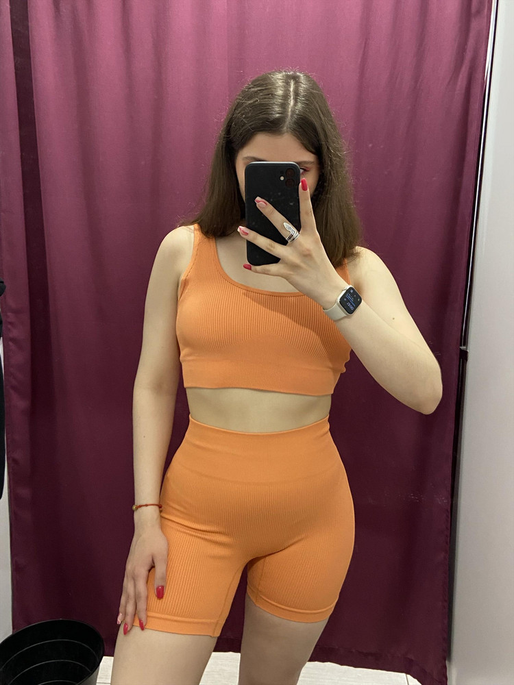 Супер мягкий материал, приятный к коже. Тянется 👌🏼 цвет слегка светлее, чем на фото, более нежно-персиковый