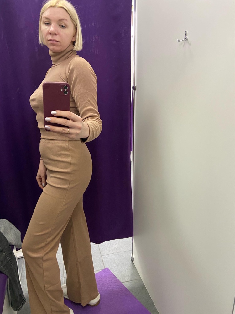 В целом за эту сумму норм  48 на 46 рост 168 но не натягивала под горло штаны ! Но если не подтягивать то вист между ног😁не взяла из за кофты слишком горло толстое в 4 слоя ! 