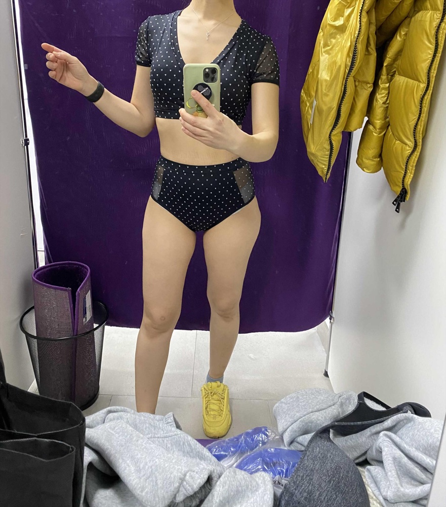 Шикарный купальник, я влюбилась. Резинка у трусов не тугая, нигде ничто не жмёт, мои параметры рост 160см, 83-65-95 сел, как влитой. Ткань очень качественная