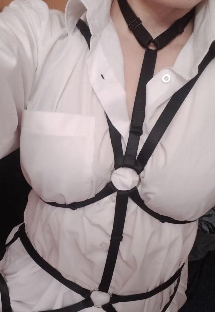 Весьма яркий и необычный элемент гардероба, точно привлечет внимание. Стрэпы качественно выполнены, застёжки крепкие, регуляторы подстраиваются под фигуру. Спасибо магазину Lovel noir!