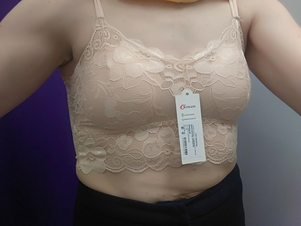 Девочки, очень удобная вещь! Простенькая, бюст не увеличивает, но очень удобная тем, что плотно облегает по телу. Как маечка. На облегающую водолазка или просвечивающую блузку будет очень кстати. Тем, кто не стесняется своих скромных форм:)