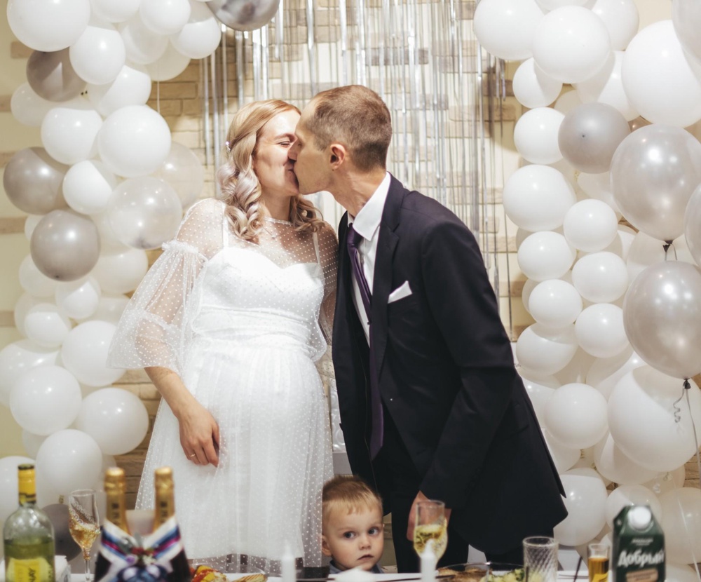 Кто бы мог поверить, что на 9м месяце беременности я смогу влезть в такое платье! Ношу 42, но из-за живота взяла 44 размер. Застегнулось полностью, нигде не тянуло, ткань нижнего платья приятная,тянется, сшито качественно. Я к тканям очень привередлива, но тут прям 🔥Спасибо за шикарное платье на свадьбу, все были в восторге!