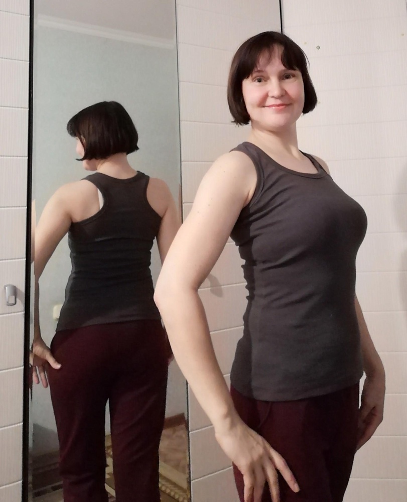 Майка хорошая, материал плотный. Мне понравилась. Брала два цвета - серый (46р.) и бордовый (44р.). Подошли обе майки.