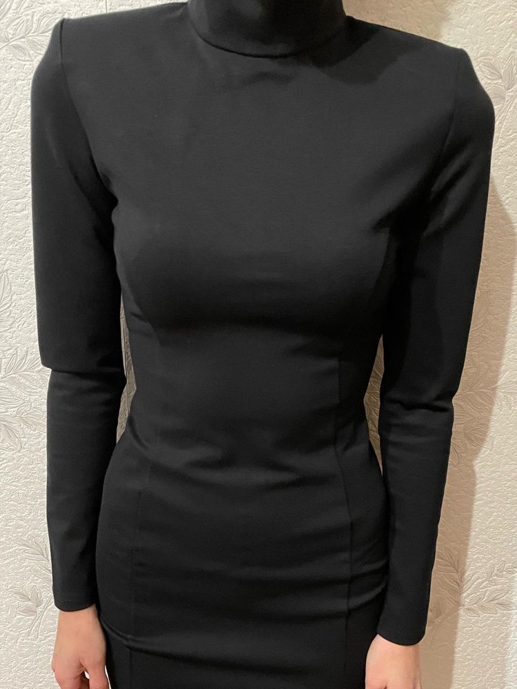 Для меня ткань очень плотная! Параметры в сетке размеров неверные!На мои 84-62-89 размер 40 прям впритык! Но больше всего смутили плечи! На кого сшито интересно? Такое же платье у другого производителя куда лучше, да и цена дешевле 