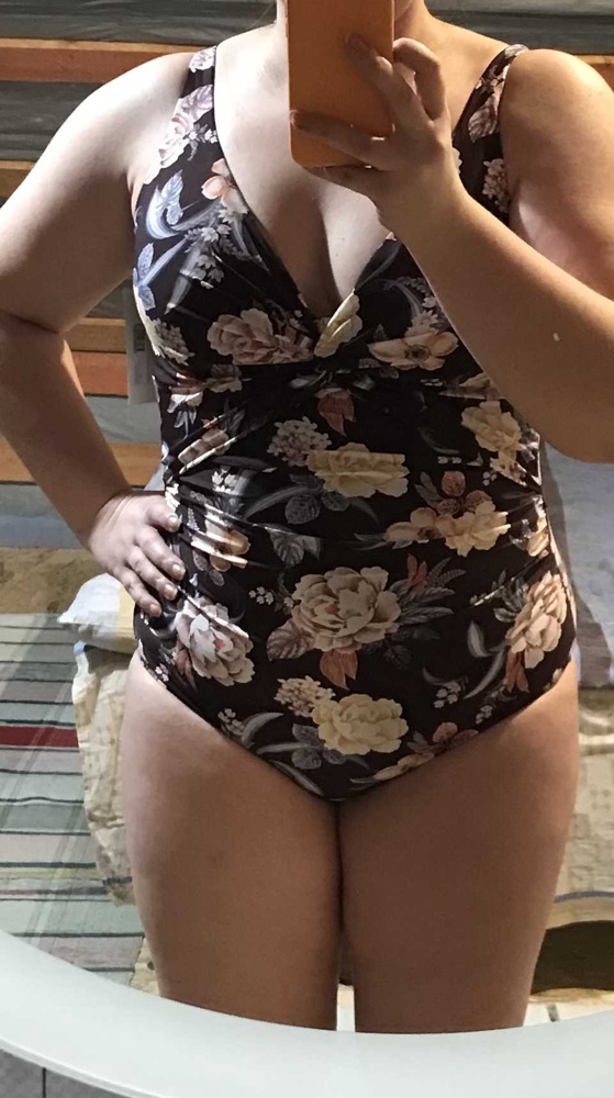 Купальник качественный,плотный,внутри спереди и сзади сетка,утягивает хорошо,чашка с вкладышами. Выбирала по отзывам, у меня размеры 52р ОГ106/От93/Об113, подошёл размер 48р, очень яркий цвет,стройнит,рекомендую к покупке