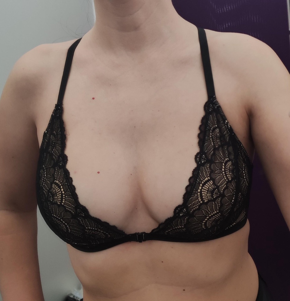 Красивый бюстик! На свой 70С взяла 75С, отлично сел не прижимает грудь. В носке очень удобный. Обожаю застежки спереди, но очень редко нахожу что-то достойное. Заказала еще и трусики к нему :)