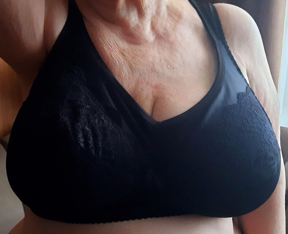 Добрый вечер, взяла для мамы. Мама довольна широкими лямками и высоким лифом. Кто то пишет, что лямки очень широкие. Девочки, у всех груди разные и у всех размеры разные. Валберес вам спасибо.