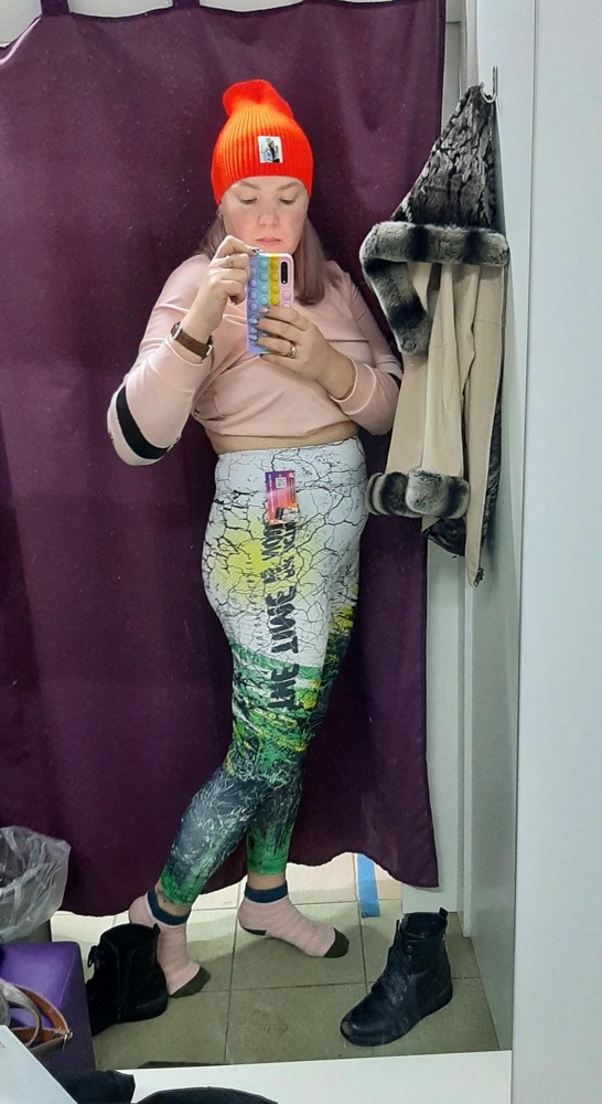 Сшиты хорошо. На размер 50-52 взяла XL. Швы мягкие.