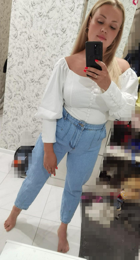 В отделении хотела сдать, потому что с юбкой смотрится отвратительно (или просто юбка такая) Как разносчик пива в Баварии... 
Но почему то оставила. И не пожалела. Оригинальная блузка, с джинсами смотрится, по моему, не плохо. Я полная, на свой 50 взяла 50- идеально, тютелька в тютельку. Просвечивает в зоне лифа, но не критично. Осталость отшпарить.