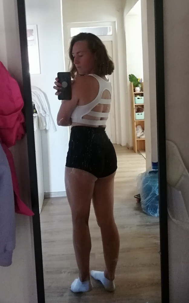 Размер М на ОТ 73 и ОБ 93 оказался чуть маловат. Взяла, но можно было бы на размерчик побольше. Шорты очень качественные, плотные, сходила на тренировку в них - очень удобные!